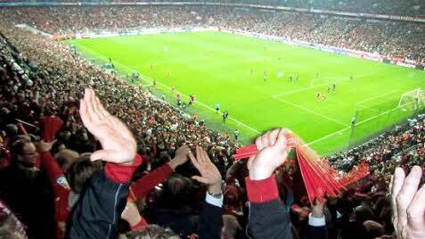 "So ein Tag so wunderschön wie heute": Die "Red Uniteds" genossen diesen außergewöhnlichen Auftritt "ihrer" Bayern gegen Barca. Fotos:Bertram Wagner