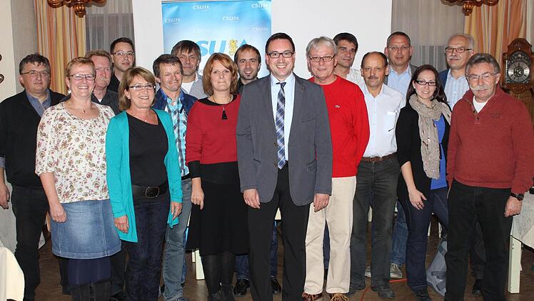 Die CSU-Stadtratskandidaten mit Rainer Schmeußer, dem Bewerber für das Bürgermeisteramt, in der Mitte. Foto: fra-press