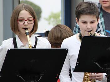Franziska Gottwalt und Moritz Seidl spielten bei der Namensgebung der Musikschule im großen Bläserensemble mit. Foto: Ulrike Müller