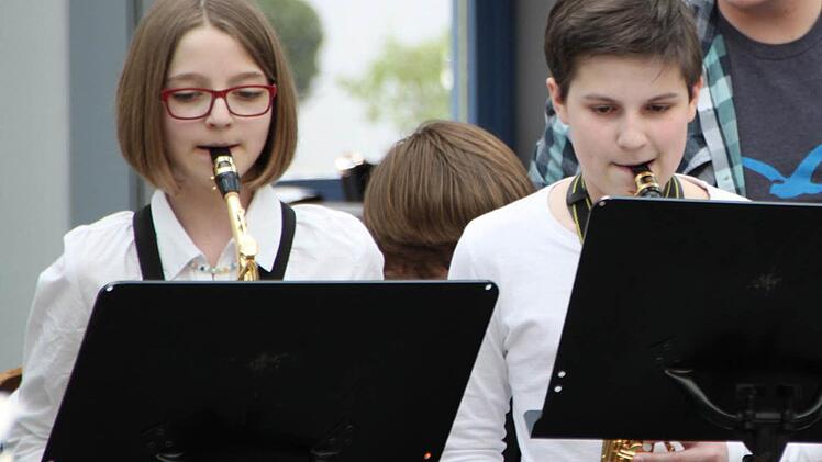Franziska Gottwalt und Moritz Seidl spielten bei der Namensgebung der Musikschule im großen Bläserensemble mit. Foto: Ulrike Müller