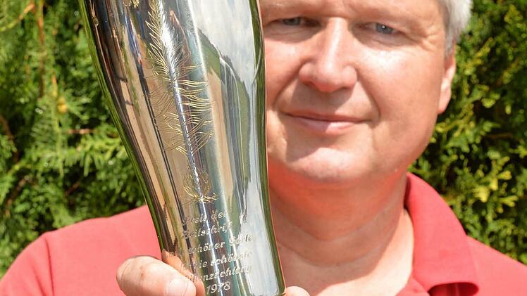Stefan Strasser zeigt den Pokal, den sein Vater Viktor Strasser, der "Lilienpapst", für seine erste Züchtung erhielt. Foto: Ronald Rinklef