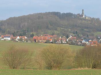 Wo jetzt noch Äcker und Wiesen das Bild prägen, soll ein neues Baugebiet entstehen: am Ortsrand von Wildensorg - mit Blick zur Altenburg.   Foto: Ronald Rinklef