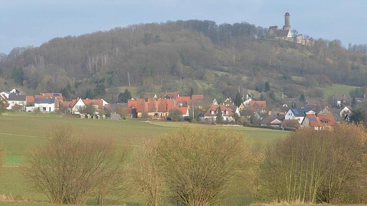 Wo jetzt noch Äcker und Wiesen das Bild prägen, soll ein neues Baugebiet entstehen: am Ortsrand von Wildensorg - mit Blick zur Altenburg.   Foto: Ronald Rinklef