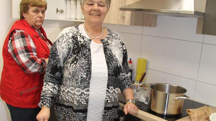 In der Teeküche können auch mal ein paar Würstchen heiß gemacht werden, freut sich Vorsitzende Inge Winkler. Foto: Sonja Adam