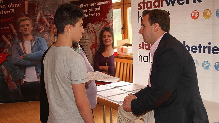 Sebastian Sahlender (rechts) von den Stadtwerken Haßfurt bei einem intensiven Gespräch mit einem Auszubildenden.