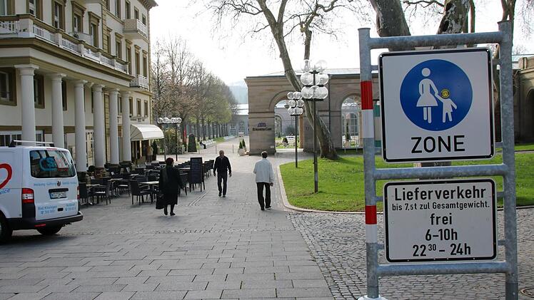 Hier sollen nun die Fahrzeuge hindurch, um die Geschäfte in der Straße "Am Kurgarten" zu erreichen. Doch Handwerker beispielsweise können sich nicht immer an die vorgegebenen Zeiten halten. Foto: Kathrin Kupka-Hahn