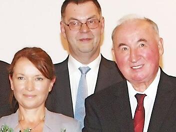 Bei der Verabschiedung: Maria und Richard Reich (vorne) mit dessen Nachfolger Thomas Geldner (hinten) Foto: Alfred Thieret