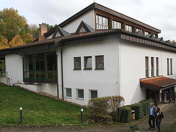 Die Steinachtalhalle ist in die Jahre gekommen. An vielen verschiedenen Stellen dringt Feuchtigkeit ins Geb&auml;ude ein. Foto: Sonny Adam
