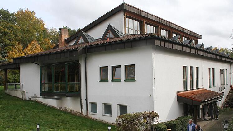 Die Steinachtalhalle ist in die Jahre gekommen. An vielen verschiedenen Stellen dringt Feuchtigkeit ins Geb&auml;ude ein. Foto: Sonny Adam
