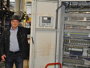 Hofheims Bürgermeister Wolfgang Borst zeigt an, wie hoch das Wasser im Technikraum des Freibads  stand. Foto: Martin Schweiger