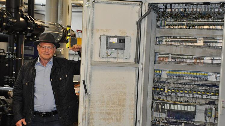 Hofheims Bürgermeister Wolfgang Borst zeigt an, wie hoch das Wasser im Technikraum des Freibads  stand. Foto: Martin Schweiger