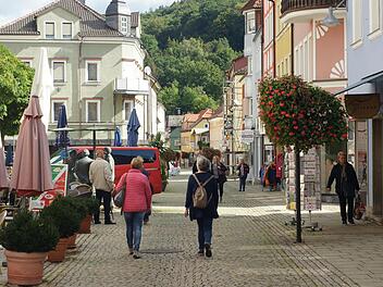 Geschäfte sind in der Bad Brückenauer Ludwigstraße nicht mehr das, was gut geht. Trotzdem ist die einstige Einkaufsmeile auf dem Immobilienmarkt gefragt. Foto: Steffen Standke