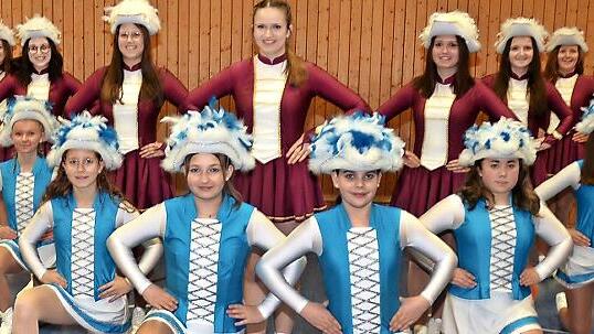 Die T&auml;nzerinnen der Elferratsgarde (hinten) und der Jugendtanzgarde werden mit rhythmischen, schmissigen und harmonischen Formationen die B&uuml;ttenabende bereichern.