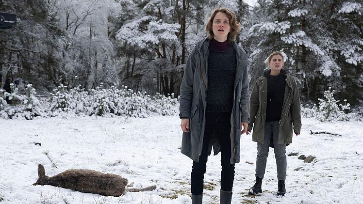 Die Tierschutzaktivistinnen Sarah (Raika Nicolai, links) und Nele (Lorella Lubsch) werden im Wald bedroht ...