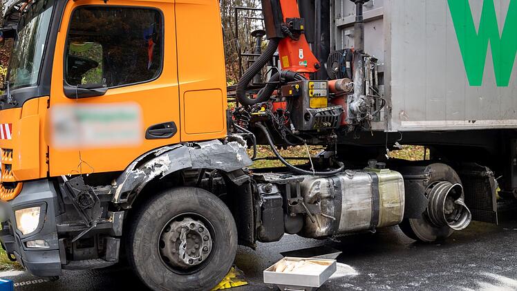 Alzenau: Rettungswagen kracht in Sattelzug - 19-Jähriger schwer verletzt