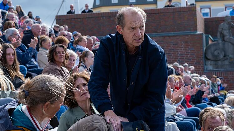 Gerade noch schauten Sievers (Peter Heinrich Brix, Mitte) und Tabea Krawinkel (Viktoria Trauttmansdorff) beim Tangoturnier zu, als ein Zuschauer pl&ouml;tzlich wegkippt.