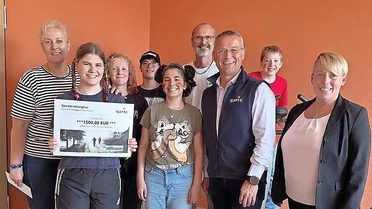 von links nach rechts stellvertretende Heimleitung Annette Heierth, Michael Ruhland, Kinder und Jugendliche des Rehbergheims, Marcus Raabe - Gesch&auml;ftsf&uuml;hrer SPIE Wiegel, Diana Wiemann - Betriebsratsvorsitzende SPIE Wiegel