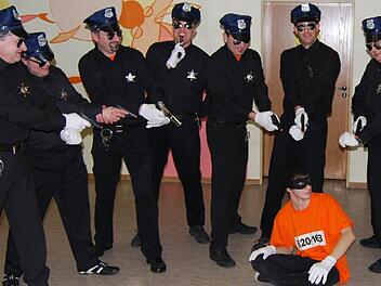 Auf dem Kersbacher Fasching haben selbst Gelegenheitsdiebe etwas zu lachen. Auf der Bühne allerdings nur, versteht sich. Foto: Hoch