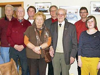 Vorsitzender Stefan Arneth (2. v. r.) ehrte langjährige Mitglieder des Förtschwinder Singvogelschutzvereins für ihre Treue. Foto: mle