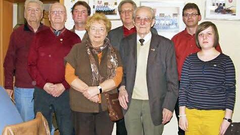 Vorsitzender Stefan Arneth (2. v. r.) ehrte langjährige Mitglieder des Förtschwinder Singvogelschutzvereins für ihre Treue. Foto: mle