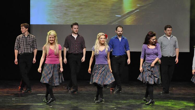 Tänzer, die blitzschnell über die Bühne wirbeln und dabei im rasanten Tempo ihre Tänze vorführen, das ist die Gruppe "Dance Masters" mit "Irish Dance".  Foto: Peter Klopf