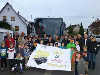 "FC Frankonia Wittershausen grüßt die Deutsche Nationalmannschaft": die Busfahrt nach Nürnberg zum EM-Qualifikationsspiel Deutschland gegen Gibraltar war der Höhepunkt für die Nachwuchskicker.  Foto: Udo Sell