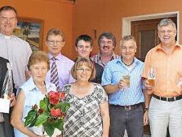 Bürgermeister Volker Schmiechen, Pfarrer Wolfgang Oertel und Jubilarin Johanna Heierth im Kreise der Familie und einem Teil der Gratulanten Foto: kpw