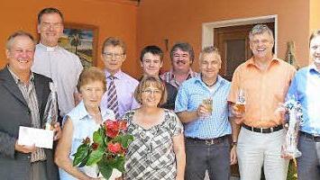Bürgermeister Volker Schmiechen, Pfarrer Wolfgang Oertel und Jubilarin Johanna Heierth im Kreise der Familie und einem Teil der Gratulanten Foto: kpw