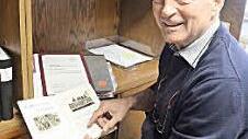 Kirchenpfleger Heinz Kraus zeigt sich immer wieder glücklich, wenn er auf neue Dokumente im Pfarrarchiv stößt. Foto: eh