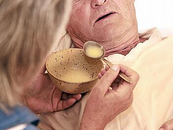 Die Studie "Bayerische Demenz Survey" soll Verbesserungen für pflegende Angehörige ermöglichen.  Foto: Mascha Brichta, dpa