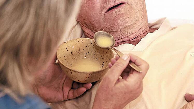 Die Studie "Bayerische Demenz Survey" soll Verbesserungen für pflegende Angehörige ermöglichen.  Foto: Mascha Brichta, dpa