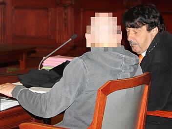 Acht Monate Strafrabatt für seinen Mandanten - damit ist Verteidiger Johannes Driendl aus Bayreuth nicht einverstanden. Der Rechtsanwalt des Brandstifters von Oberzettlitz - hier im Gespräch mit seinem Mandanten - wird gegen das gestrige Urteil erneut Revision einlegen.  Foto: Stephan Tiroch