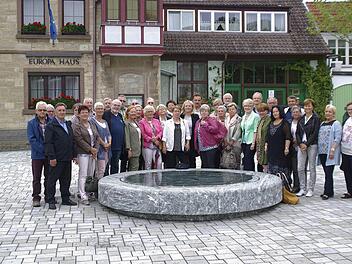 Die ehemaligen Schülerinnen und Schüler der Jahrgänge 1950/51 haben sich in Hammelburg getroffen und bei der Gelegenheit einen Stadtrundgang unternommen. Foto: Winfried Ehling