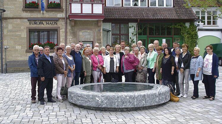 Die ehemaligen Schülerinnen und Schüler der Jahrgänge 1950/51 haben sich in Hammelburg getroffen und bei der Gelegenheit einen Stadtrundgang unternommen. Foto: Winfried Ehling