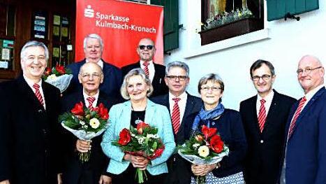 Verabschiedet wurden (von links): Ewald Meyer, Heinz Daum, Ursula Meusel, Harald Schneider und Barbara Raab. Mit dabei waren Vorstandsvorsitzender Klaus-J&uuml;rgen Scherr (links), Vorstandsmitglied Harry Wei&szlig; (Zweiter von rechts), stellvertretendes Vorstandsmitglied Georg L&ouml;ffler (Vierter von rechts) und Personalrat Peter Goihl (rechts).  Foto: pr