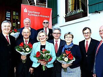 Verabschiedet wurden (von links): Ewald Meyer, Heinz Daum, Ursula Meusel, Harald Schneider und Barbara Raab. Mit dabei waren Vorstandsvorsitzender Klaus-Jürgen Scherr (links), Vorstandsmitglied Harry Weiß (Zweiter von rechts), stellvertretendes Vorstandsmitglied Georg Löffler (Vierter von rechts) und Personalrat Peter Goihl (rechts).  Foto: pr