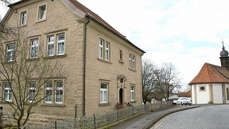 Damit das Steinbacher Jugendhaus (rechts die Wendelinuskirche) auch in Zukunft für Gruppen als attraktive Unterkunft dient, soll weiterhin in das Gebäude investiert werden. In den letzten 14 Jahren waren mehr als 500 Gruppen mit etwa 7000 jungen Menschen zu Gast.