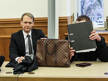 Der gesundheiltich angeschlagene Angeklagte (rechts) mit seinem Bamberger Anwalt Jochen Kaller vor dem Landgericht in Bamberg. Foto: Barbara Herbst