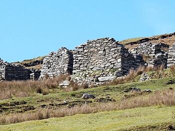 René Böll erzählte auch von diesem verlassenen Dorf am Fuß des Slievemore und nannte es ein "Skelett einer menschlichen Siedlung".