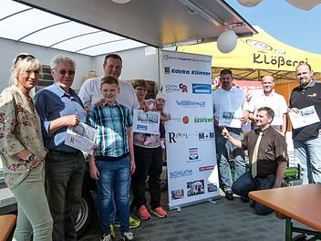 Frank Klinner (knieend) überreichte den Sponsoren eine Dankurkunde. Foto: Lothar Weidner