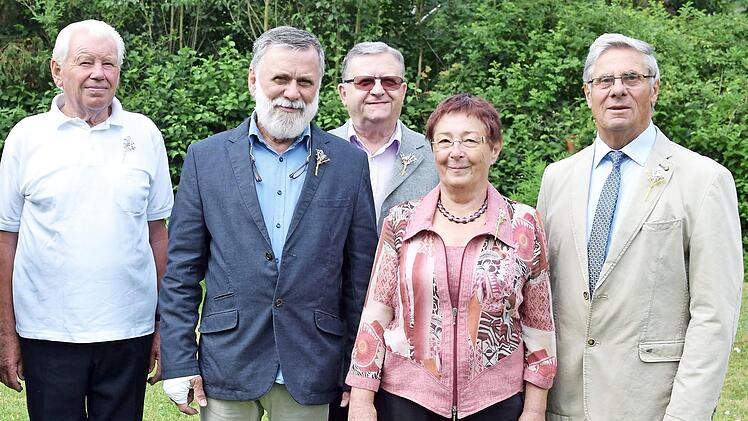 Seit ihrer Konfirmation waren sechzig Jahre vergangen; die Diamantenen Konfirmandinnen und Konfirmanden.