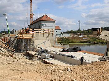 An der Schleuse in Hausen wird ein neues Schlauchwehr eingebaut. Der schwarze Schlauch, der in der Mitte liegt, wird später den Wasserstand regulieren.
