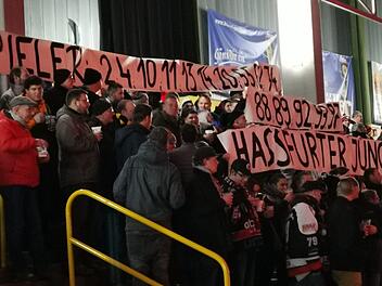 Die ESC-Fans hielten bei der Partie gegen den EV Moosburg Transparente in die Höhe, die die Nummern der in Haßfurt ausgebildeten Spieler zeigten. Die Spieler der Nummern 2 (Jens Dietz), 4 (Lucas-Andreas Thebus), 10 (Alexander Stahl), 11 (Max Hildenbrand), 13 (Manuel Kurz), 14 (Marco Hildenbrand), 20 (Martin Hildenbrand), 55 (Pascal Marx), 74 (Freddy Rambacher), 88 (Philipp Bates), 89 (Michael Stach), 92 (Max Zösch), 93 (Lukas Kratschmer) und 97 (Fabian Vollert) sind allesamt "Haßfurter Jungs...