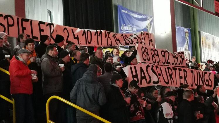 Die ESC-Fans hielten bei der Partie gegen den EV Moosburg Transparente in die Höhe, die die Nummern der in Haßfurt ausgebildeten Spieler zeigten. Die Spieler der Nummern 2 (Jens Dietz), 4 (Lucas-Andreas Thebus), 10 (Alexander Stahl), 11 (Max Hildenbrand), 13 (Manuel Kurz), 14 (Marco Hildenbrand), 20 (Martin Hildenbrand), 55 (Pascal Marx), 74 (Freddy Rambacher), 88 (Philipp Bates), 89 (Michael Stach), 92 (Max Zösch), 93 (Lukas Kratschmer) und 97 (Fabian Vollert) sind allesamt "Haßfurter Jungs...