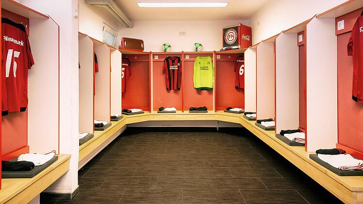 Hochwertige Materialien, frische Farben, etliche Extras - die nigelnagelneue Kabine des FC Neuenmarkt ist eine Schau. Foto: Alexander Muck