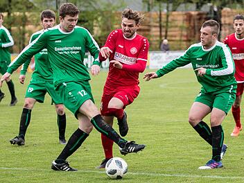 Mit dem Wechsel in die Landesliga Nordwest trifft der SV Friesen nicht mehr auf den SC Feucht (rote Trikots), der für die kommende Saison stark aufgerüstet hat. Ebenfalls gehen die Friesener den drei Bayernliga-Absteigern ASV Vach, SpVgg Jahn Forchheim und FSV Erlangen-Bruck aus dem Weg. Dafür dürfen sich die Zuschauer im Frankenwaldstadion wieder auf Derbys gegen den FC Coburg, den FC Lichtenfels und den Aufsteiger VfL Frohnlach freuen.  Foto: Heinrich Weiß