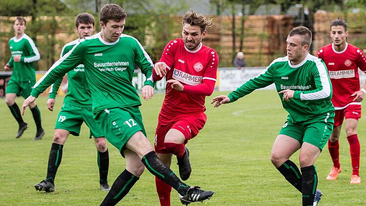 Mit dem Wechsel in die Landesliga Nordwest trifft der SV Friesen nicht mehr auf den SC Feucht (rote Trikots), der für die kommende Saison stark aufgerüstet hat. Ebenfalls gehen die Friesener den drei Bayernliga-Absteigern ASV Vach, SpVgg Jahn Forchheim und FSV Erlangen-Bruck aus dem Weg. Dafür dürfen sich die Zuschauer im Frankenwaldstadion wieder auf Derbys gegen den FC Coburg, den FC Lichtenfels und den Aufsteiger VfL Frohnlach freuen.  Foto: Heinrich Weiß