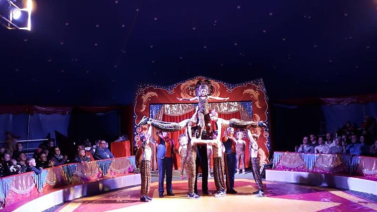 Die artistischen Darbietungen, die die Schüler mit dem Zirkus-Team einstudiert hatten, konnten sich sehen lassen. Gezeigt wurden sie bei den Aufführungen in einem richtigen Zirkuszelt vor den Angehörigen der Kinder. Fotos: Christel Kaiser