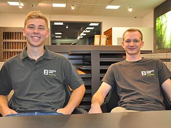 Felix Bauer (links) und Frederik "Freddy" Köhler sind zwei der insgesamt drei Kammersieger im Parketthandwerk in Bayern.  Foto: Petra Heurich
