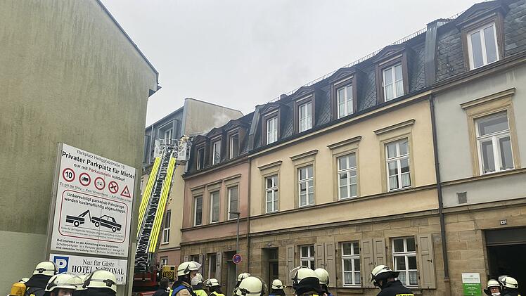 Brand in Dachgeschosswohnung: Eine Person verletzt